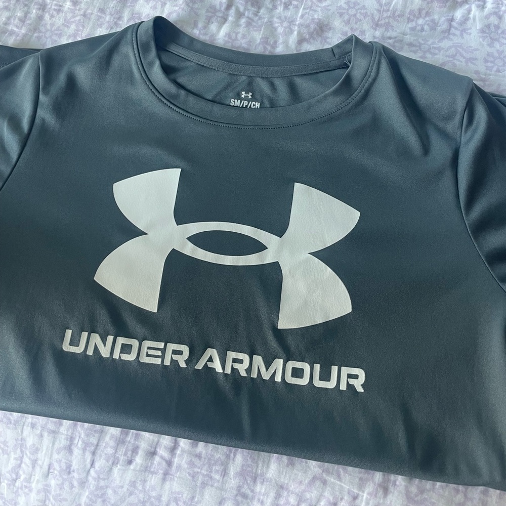 Women’s Small UA loose fit shirt